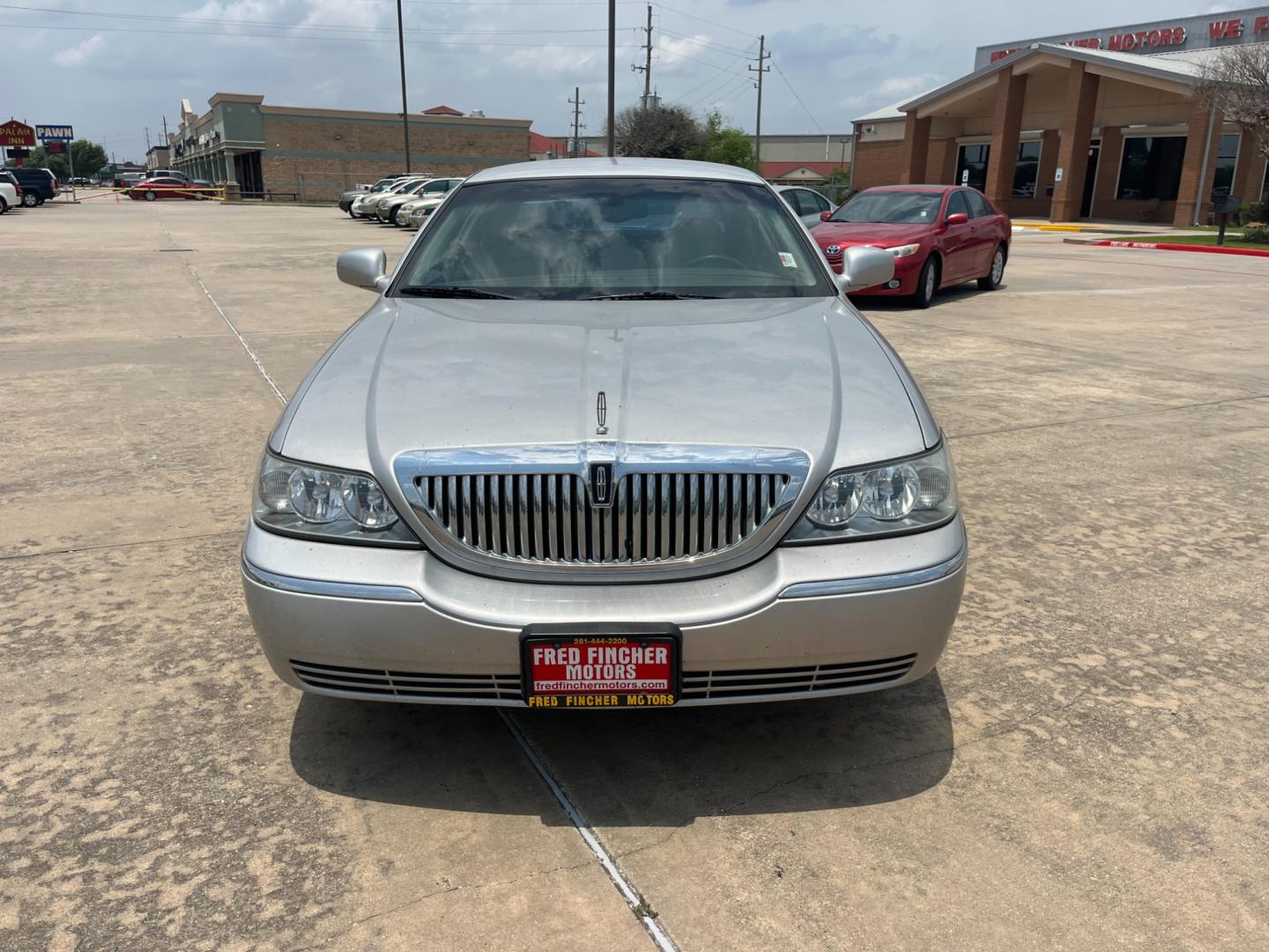 2004 SILVER /TAN Lincoln Town Car Signature (1LNHM81W54Y) with an 4.6L V8 SOHC 16V engine, 4-Speed Automatic Overdrive transmission, located at 14700 Tomball Parkway 249, Houston, TX, 77086, (281) 444-2200, 29.928619, -95.504074 - Photo#1